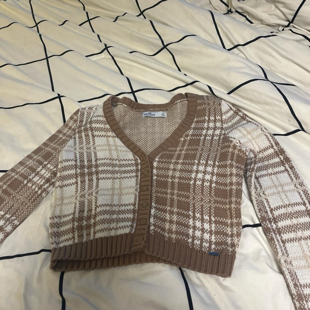 Tan and white Hollister sweater size small